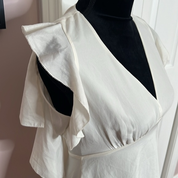 Angelic BCBG Maxazria open keyhole back sleeveless blouse in cream sz XS - Picture 3 of 9